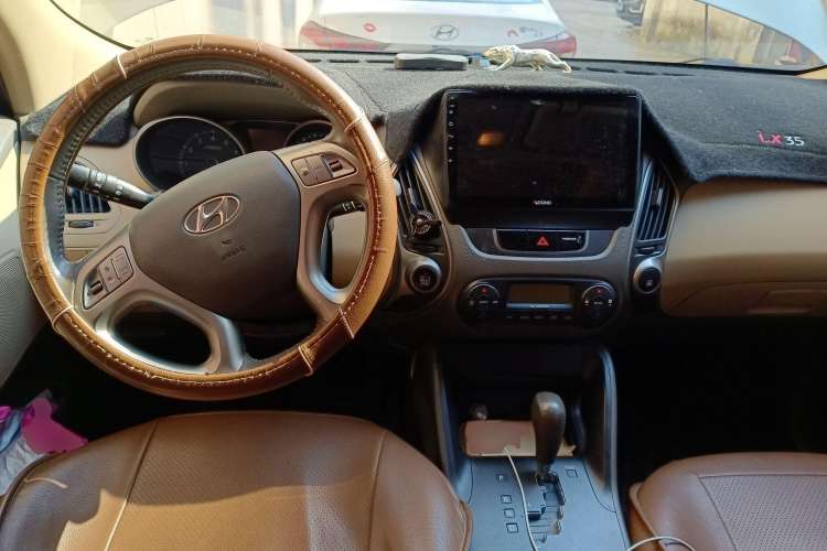 Used Hyundai ix35 2010 2.0L Automatic Two-Wheel Drive Elite Edition GLS Center Console