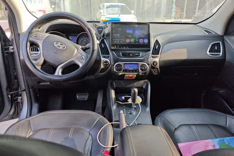 Used Hyundai ix35 2010 2.0L Automatic 4x4 Premium GLS Trim Center Console