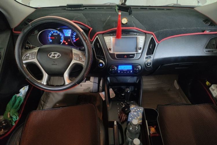 Used Hyundai ix35 2010 2.0L Automatic Two-Wheel Drive Elite Edition GLS Center Console