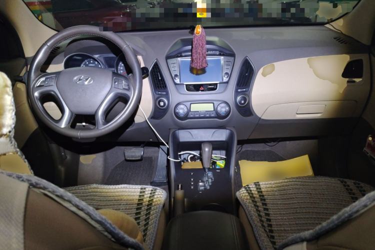 Used Hyundai ix35 2010 2.0L Automatic 4x4 Premium GLS Trim Center Console
