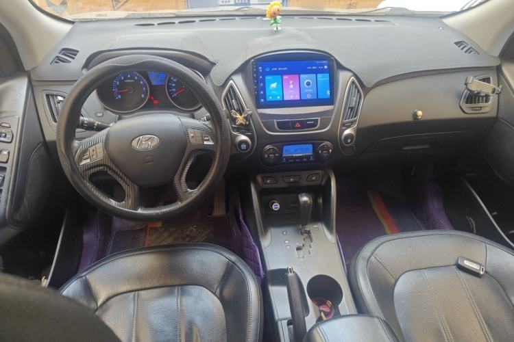 Used Hyundai ix35 2010 2.0L Automatic Two-Wheel Drive Elite Edition GLS Center Console