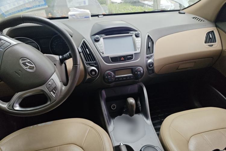 Used Hyundai ix35 2010 2.0L Automatic Two-Wheel Drive Elite Edition GLS Center Console