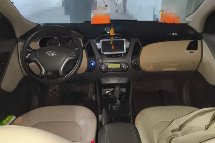 Used Hyundai ix35 2010 2.0L Automatic Two-Wheel Drive Elite Edition GLS Center Console
