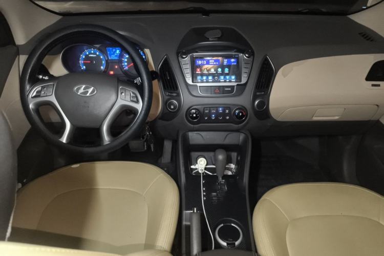 Used Hyundai ix35 2010 2.0L Automatic Two-Wheel Drive New Edition GL Center Console