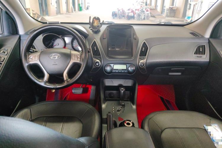 Used Hyundai ix35 2010 2.0L Automatic 4x4 Premium GLS Trim Center Console