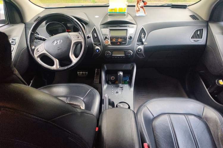 Used Hyundai ix35 2010 2.4L Automatic 2WD Prestige GLS Trim Center Console