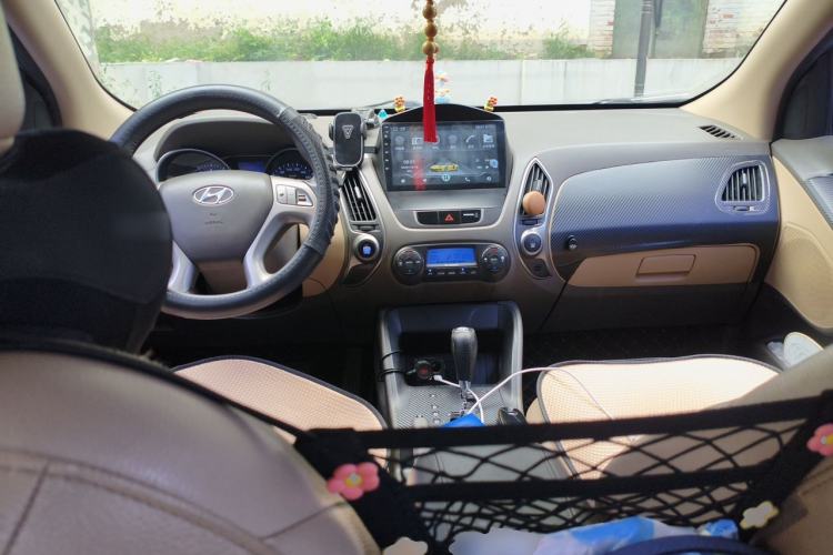 Used Hyundai ix35 2010 2.0L Automatic Two-Wheel Drive Elite Edition GLS Center Console