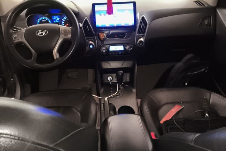 Used Hyundai ix35 2010 2.0L Automatic Two-Wheel Drive Elite Edition GLS Center Console