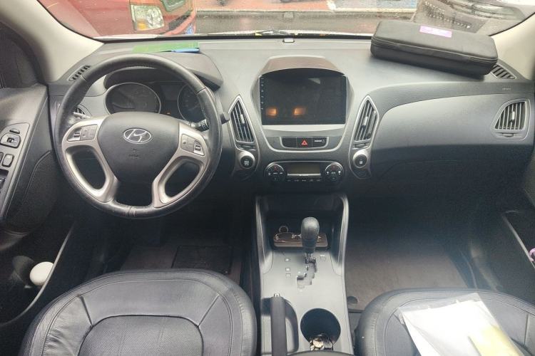 Used Hyundai ix35 2010 2.0L Automatic Two-Wheel Drive Elite Edition GLS Center Console