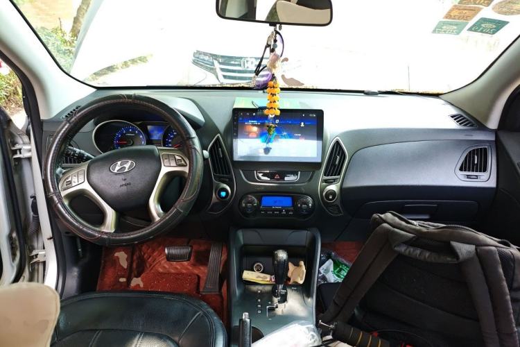 Used Hyundai ix35 2010 2.0L Automatic Two-Wheel Drive Elite Edition GLS Center Console