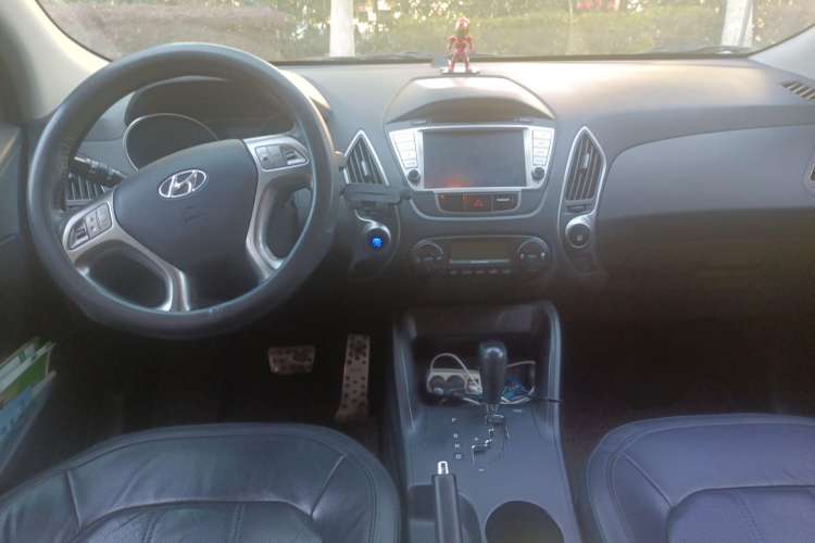 Used Hyundai ix35 2010 2.0L Automatic 4x4 Premium GLS Trim Center Console