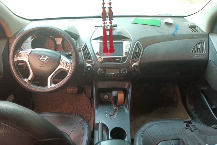 Used Hyundai ix35 2010 2.0L Automatic Two-Wheel Drive Elite Edition GLS Center Console
