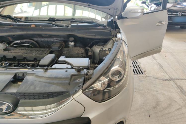 Used Hyundai ix35 2010 2.0L Automatic 4x4 Premium GLS Trim Engine Bay Left