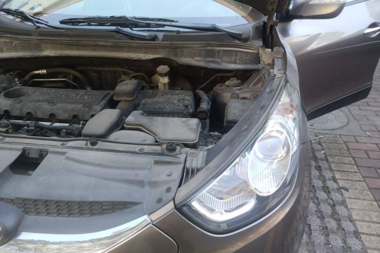 Used Hyundai ix35 2010 2.0L Automatic 4x4 Premium GLS Trim Engine Bay Left