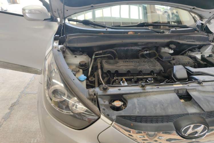 Used Hyundai ix35 2010 2.0L Automatic 4x4 Premium GLS Trim Engine Bay Right