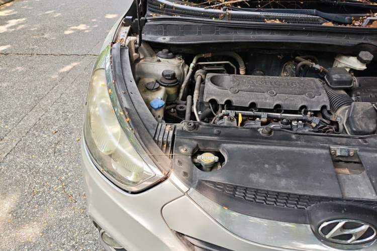Used Hyundai ix35 2010 2.0L Automatic Two-Wheel Drive Elite Edition GLS Engine Bay Right