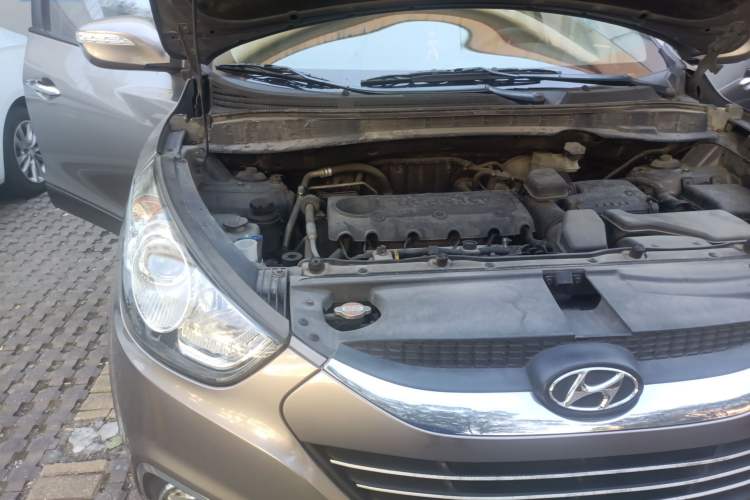 Used Hyundai ix35 2010 2.0L Automatic 4x4 Premium GLS Trim Engine Bay Right