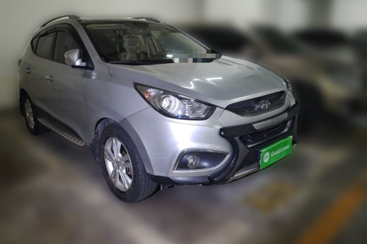 Used Hyundai ix35 2010 2.0L Automatic 4x4 Premium GLS Trim Front Right 45 Deg