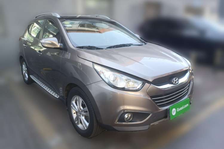 Used Hyundai ix35 2010 2.0L Automatic 4x4 Premium GLS Trim Front Right 45 Deg