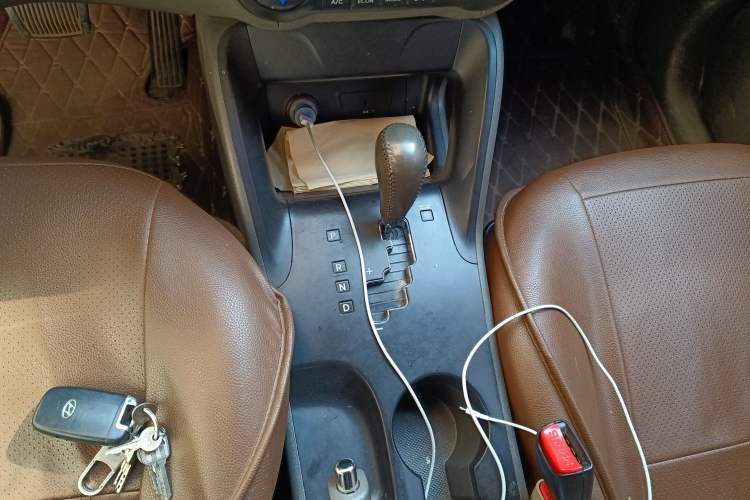 Used Hyundai ix35 2010 2.0L Automatic Two-Wheel Drive Elite Edition GLS Gear Lever