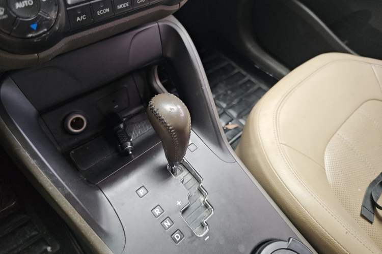 Used Hyundai ix35 2010 2.0L Automatic Two-Wheel Drive Elite Edition GLS Gear Lever