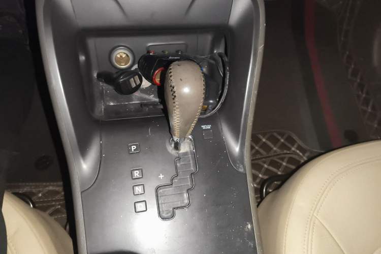 Used Hyundai ix35 2010 2.0L Automatic Two-Wheel Drive Elite Edition GLS Gear Lever