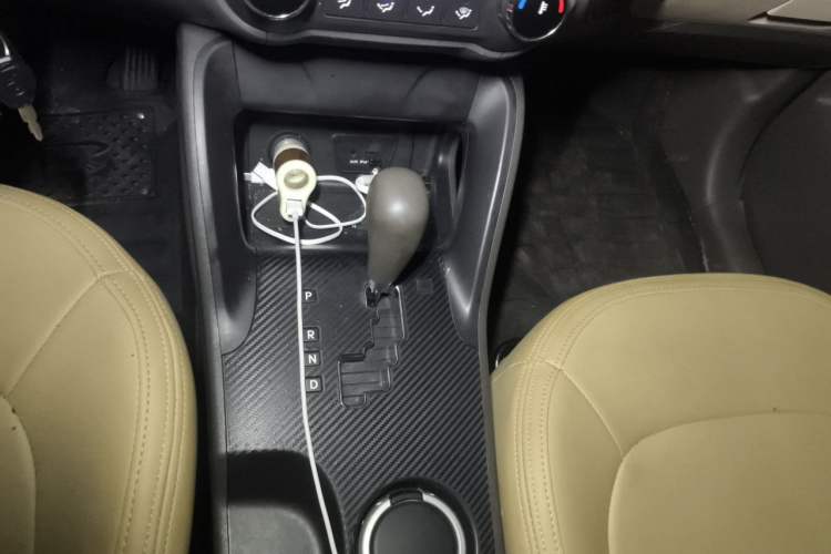 Used Hyundai ix35 2010 2.0L Automatic Two-Wheel Drive New Edition GL Gear Lever