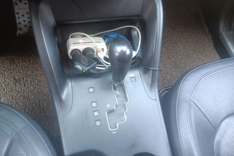 Used Hyundai ix35 2010 2.0L Automatic 4x4 Premium GLS Trim Gear Lever
