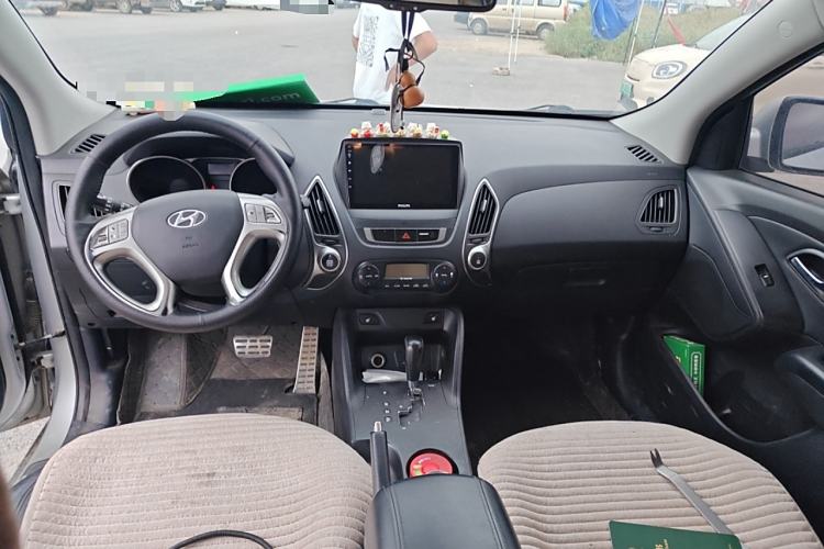 Used Hyundai ix35 2010 2.4L Automatic 4x4 GLS Navigation Edition Interior 2
