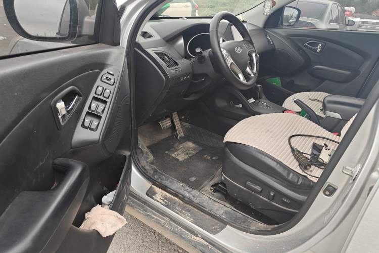 Used Hyundai ix35 2010 2.4L Automatic 4x4 GLS Navigation Edition Interior 3