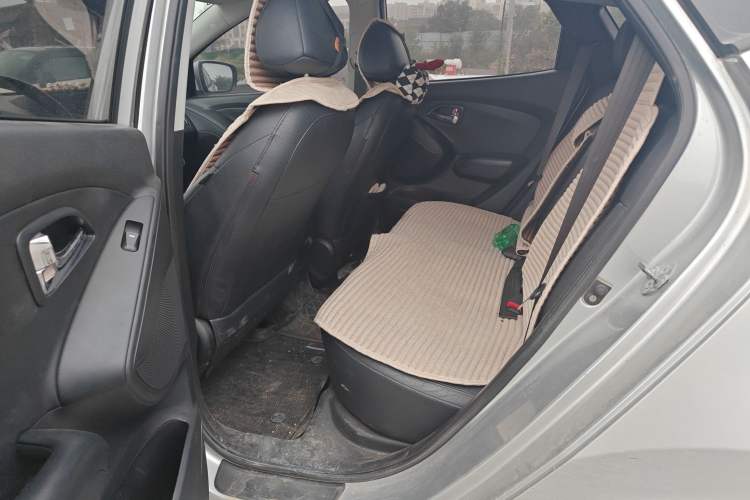 Used Hyundai ix35 2010 2.4L Automatic 4x4 GLS Navigation Edition Interior 4