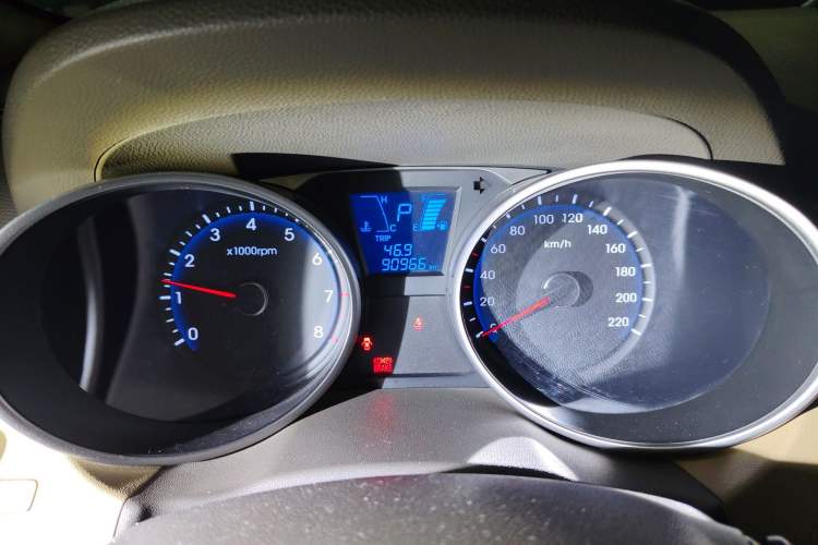 Used Hyundai ix35 2010 2.0L Automatic 4x4 Premium GLS Trim Odometer Close Up