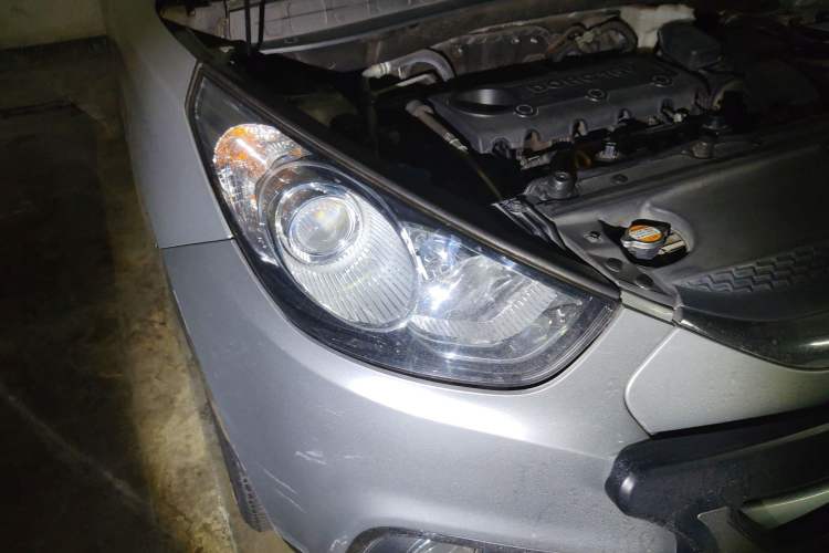 Used Hyundai ix35 2010 2.0L Automatic 4x4 Premium GLS Trim Right Front Headlight