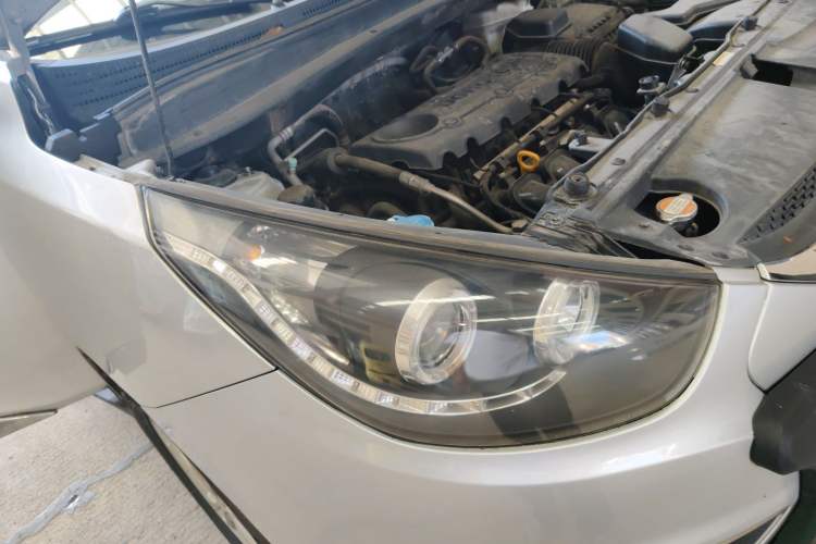 Used Hyundai ix35 2010 2.0L Automatic 4x4 Premium GLS Trim Right Front Headlight