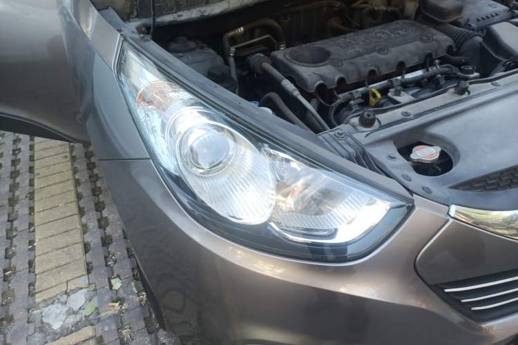 Used Hyundai ix35 2010 2.0L Automatic 4x4 Premium GLS Trim Right Front Headlight