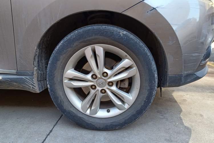 Used Hyundai ix35 2010 2.0L Automatic Two-Wheel Drive Elite Edition GLS Right Front Wheel Hub