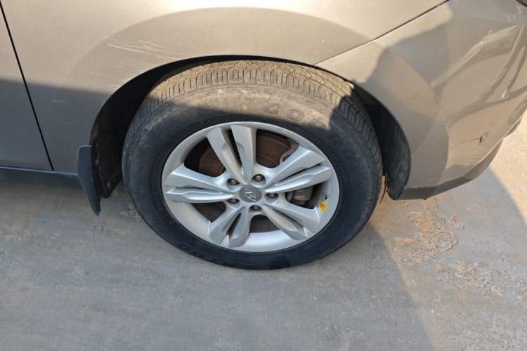 Used Hyundai ix35 2010 2.0L Automatic 4x4 Premium GLS Trim Right Front Wheel Hub