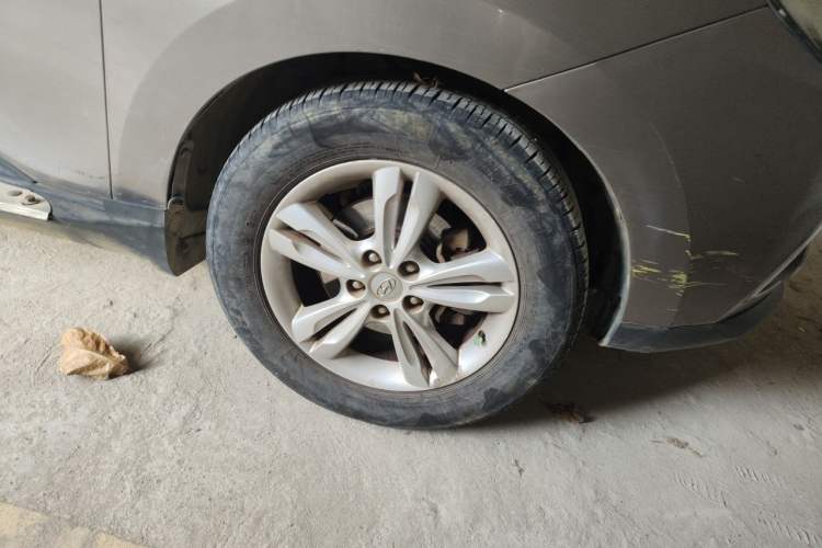 Used Hyundai ix35 2010 2.0L Automatic Two-Wheel Drive Elite Edition GLS Right Front Wheel Hub