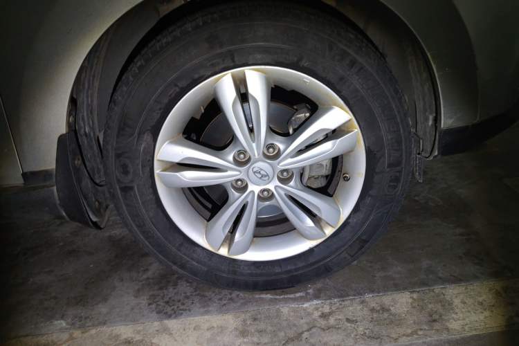 Used Hyundai ix35 2010 2.0L Automatic 4x4 Premium GLS Trim Right Front Wheel Hub