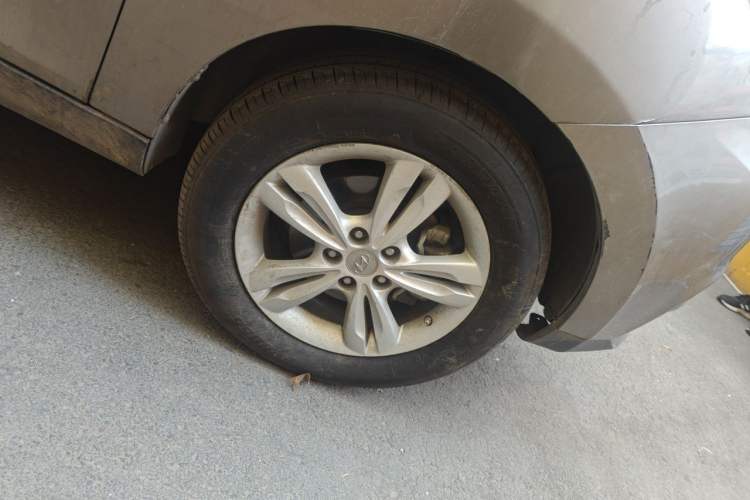 Used Hyundai ix35 2010 2.0L Automatic Two-Wheel Drive Elite Edition GLS Right Front Wheel Hub