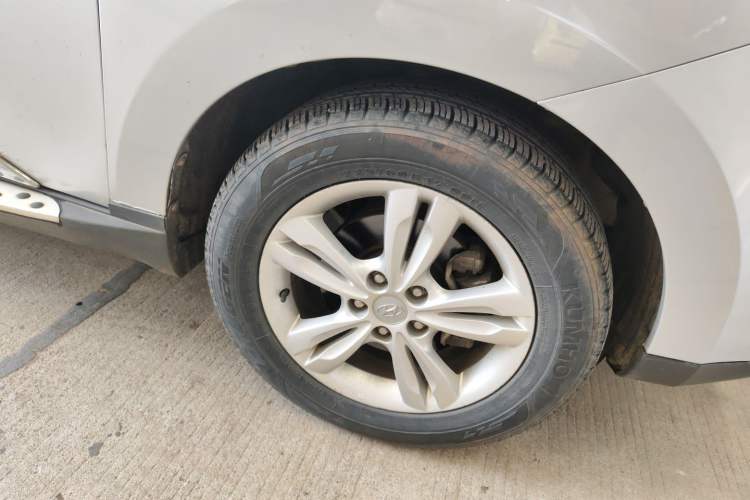 Used Hyundai ix35 2010 2.0L Automatic 4x4 Premium GLS Trim Right Front Wheel Hub