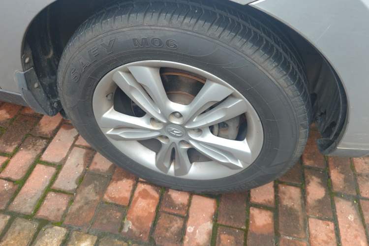 Used Hyundai ix35 2010 2.4L Automatic 2WD Prestige GLS Trim Right Front Wheel Hub