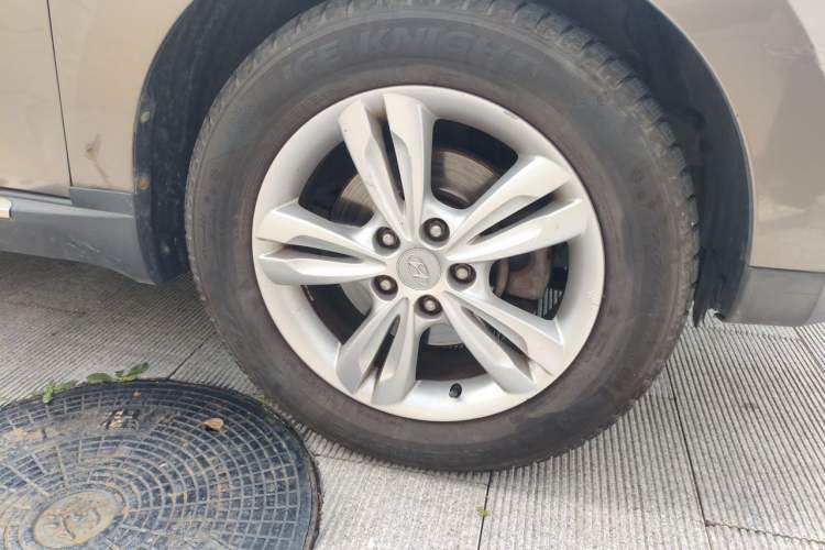 Used Hyundai ix35 2010 2.0L Automatic Two-Wheel Drive Elite Edition GLS Right Front Wheel Hub