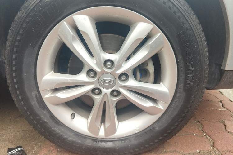 Used Hyundai ix35 2010 2.0L Automatic Two-Wheel Drive Elite Edition GLS Right Front Wheel Hub