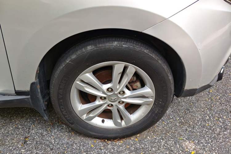 Used Hyundai ix35 2010 2.0L Automatic Two-Wheel Drive Elite Edition GLS Right Front Wheel Hub