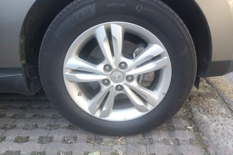 Used Hyundai ix35 2010 2.0L Automatic 4x4 Premium GLS Trim Right Front Wheel Hub