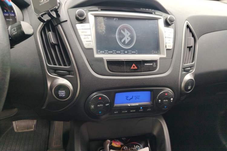 Used Hyundai ix35 2010 2.0L Automatic Two-Wheel Drive Elite Edition GLS Audio And AC Panel