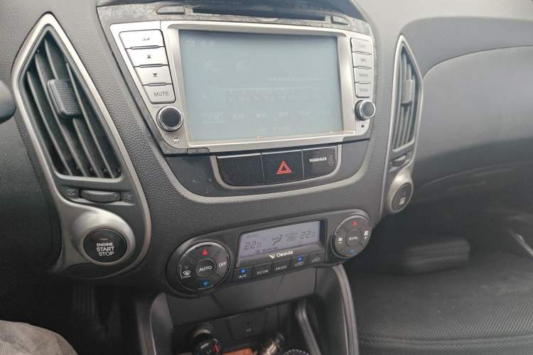 Used Hyundai ix35 2010 2.0L Automatic Two-Wheel Drive Elite Edition GLS Audio And AC Panel