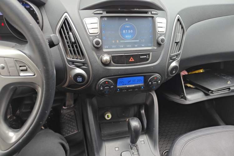 Used Hyundai ix35 2010 2.0L Automatic Two-Wheel Drive Elite Edition GLS Audio And AC Panel