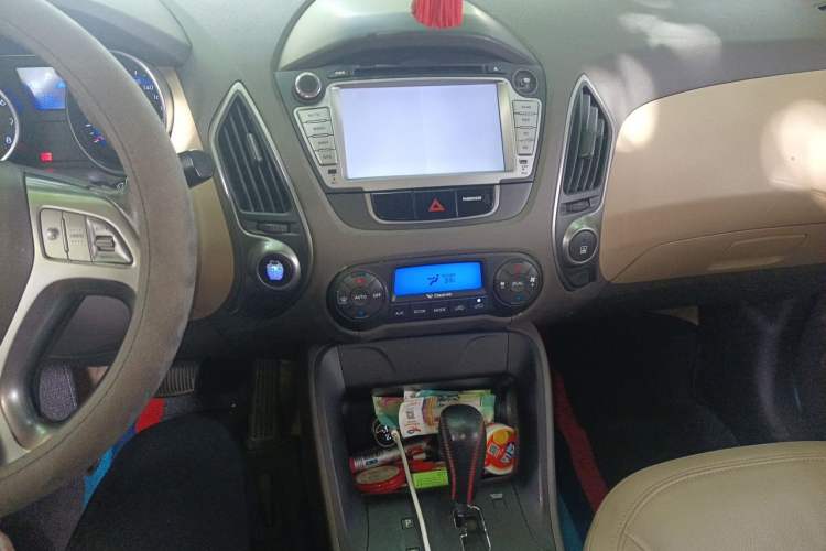 Used Hyundai ix35 2010 2.0L Automatic Two-Wheel Drive Elite Edition GLS Audio And AC Panel